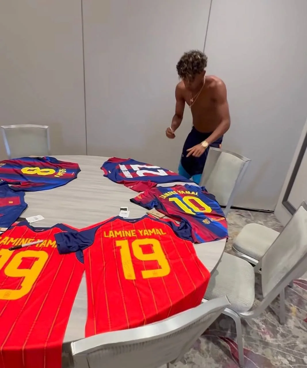 👀 📸 | Ламина спалили за подписыванием новой формы «Барсы» на следующий сезон.

@fcbarcelona