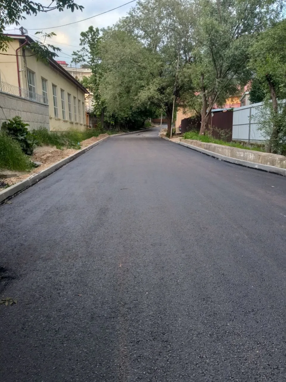 Положили новый асфальт, теперь его разроют🔴

«Вчера наша улица ликовала, начали укладывать асфальт!