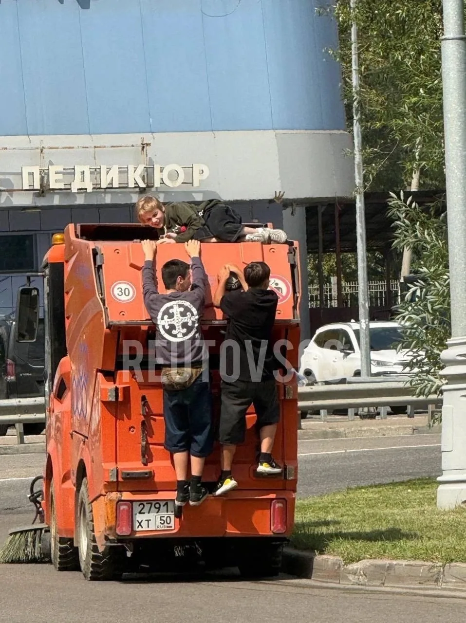 🙄 Зацепинг в Реутове вышел уже на какой-то совсем другой уровень. 

Но учитывая что уборочная машин