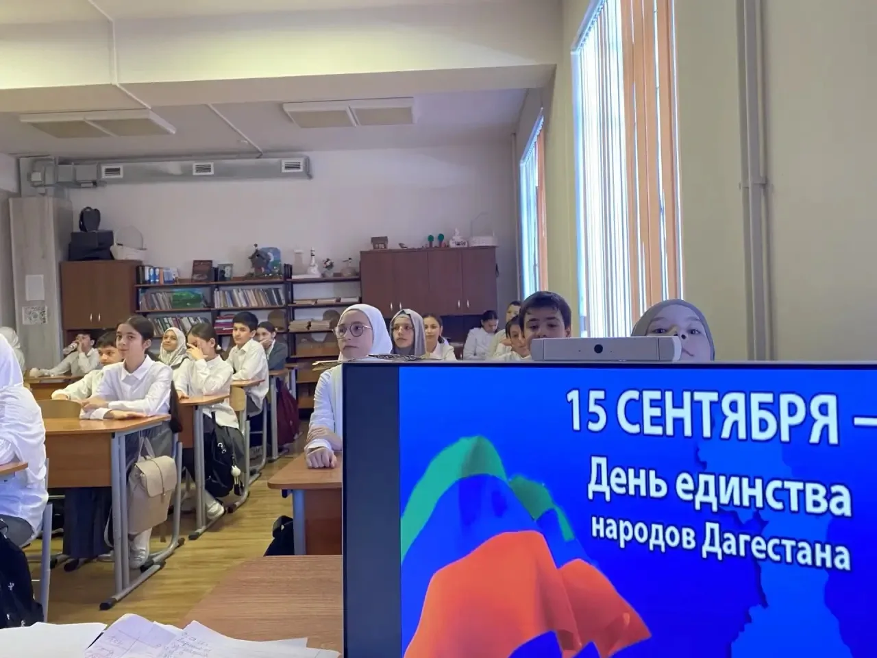В 7 «б» классе прошел классный час «День единства народов Дагестана».Тагирова Валерия Н...