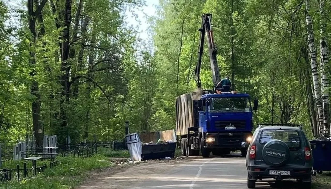 Как городские кладбища готовили к родительской субботе 

Одно из главных направлений - очистка терри