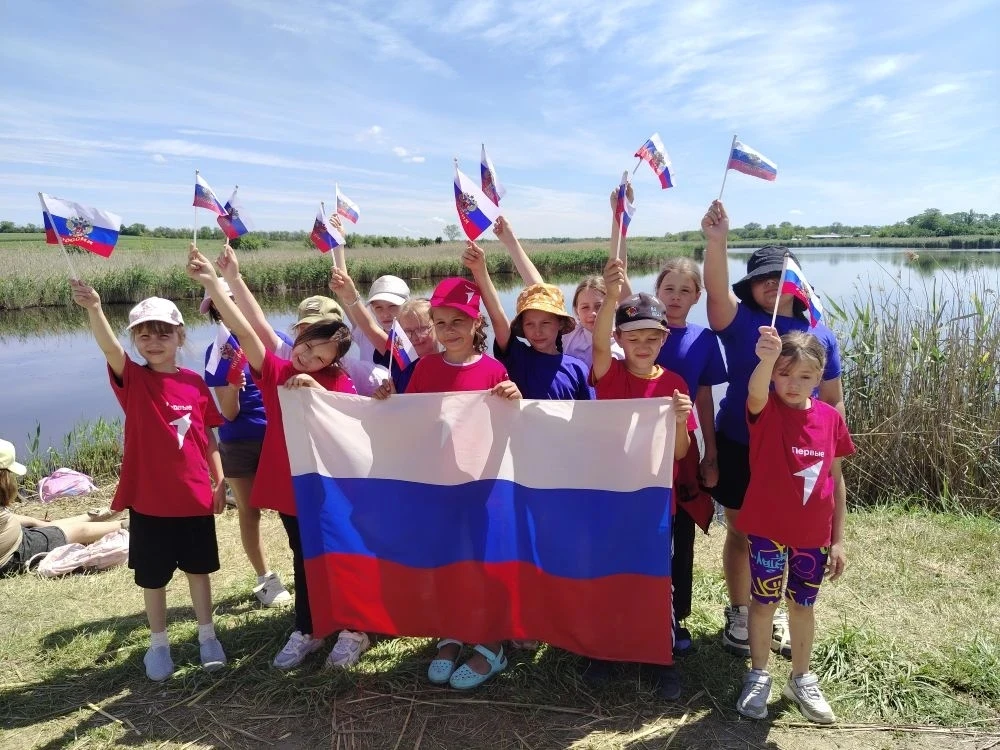 🇷🇺🇷🇺🇷🇺🇷🇺🇷🇺
Россия – как из песни слово.
Берёзок юная листва.
Кругом леса, поля и реки.
Раз