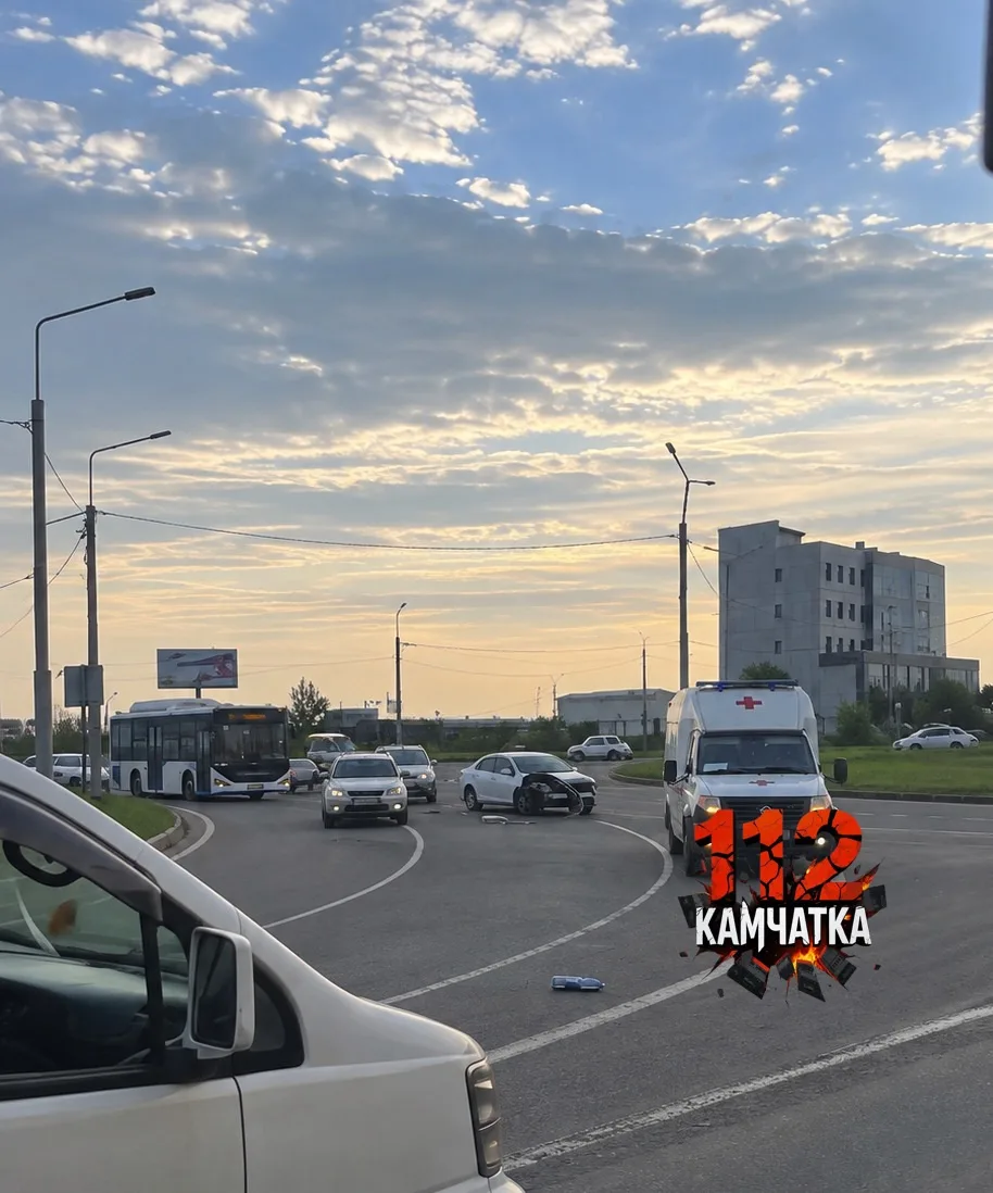 ⚡️ Легковушка врезалась в скорую у «Александрии»