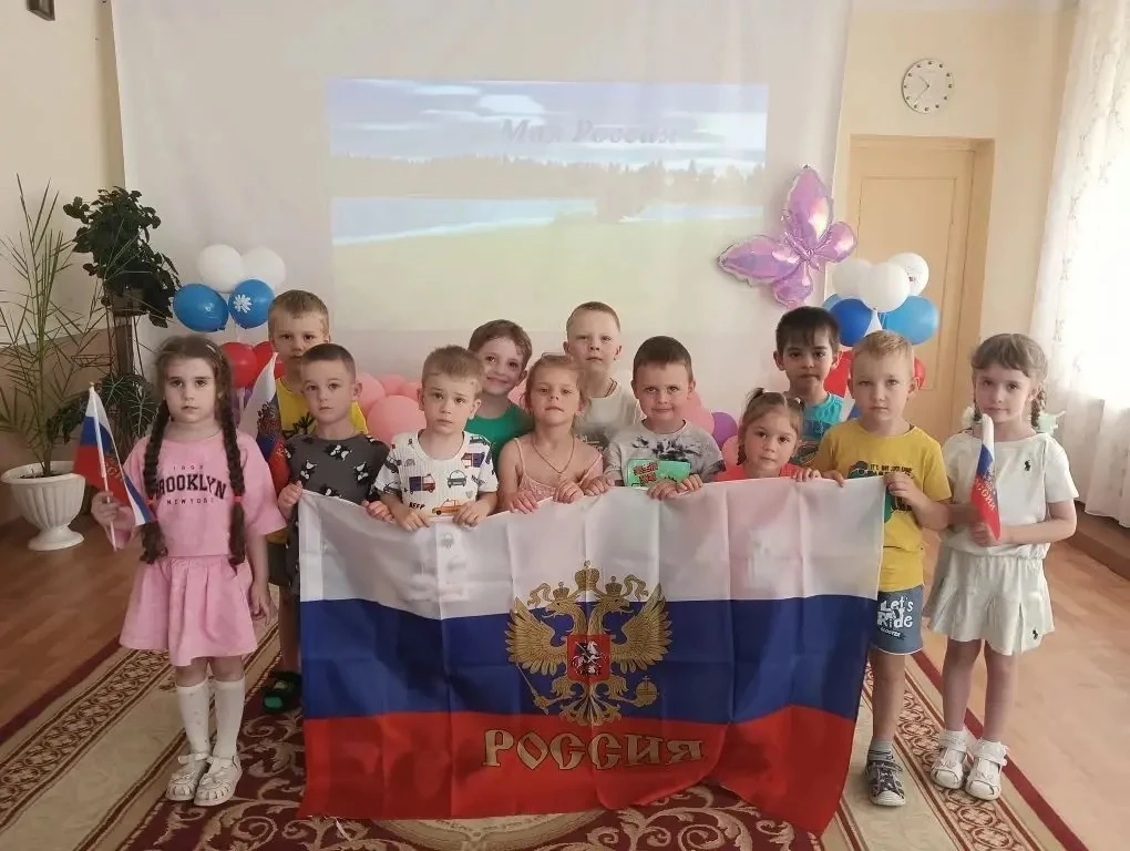 Старшая группа Удальцы приняла участие в акции "Флаг России в каждый дом".
