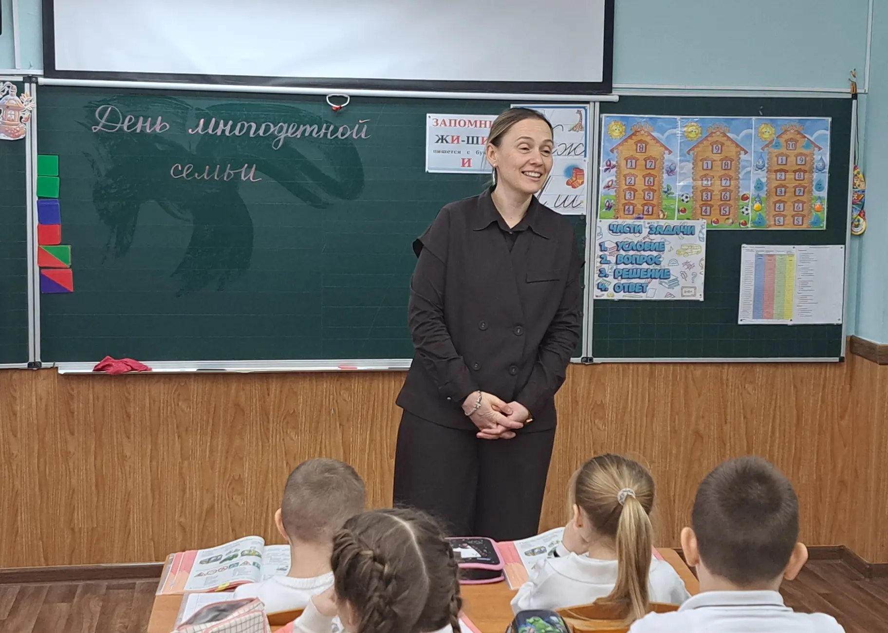 ✨ Творчество, согретое любовью: мастер-класс от наших супер-мам! В День многодетной семьи в 1-Б клас