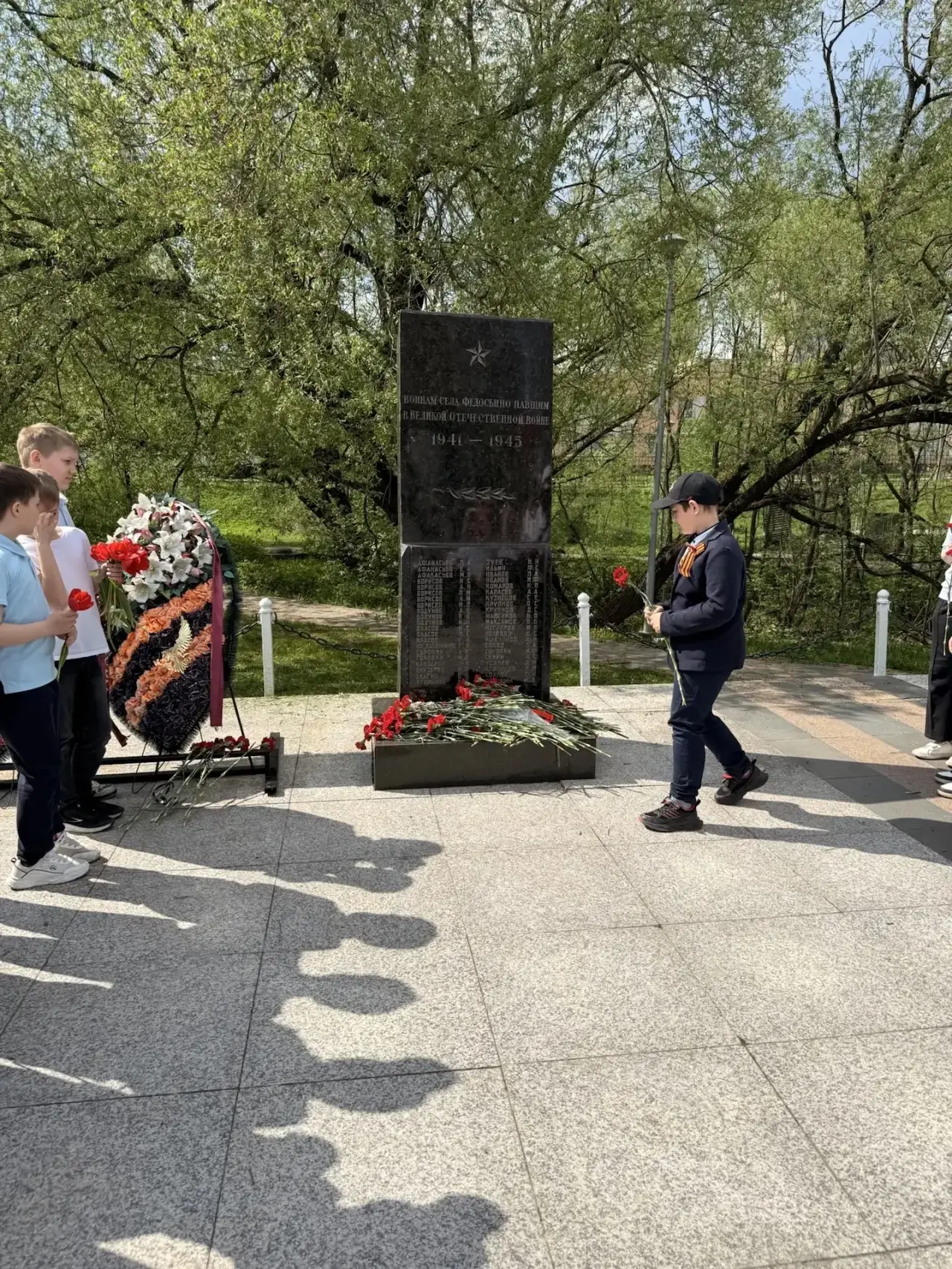 Урок мужества у мемориала !🇷🇺  В преддверии Великого Дня Победы ребята вместе со своими классными ру