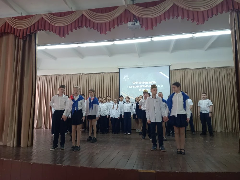 Сегодня мои ребята из 5-8 и 10-х классов приняли участие в Фестивале патриотической песни, который п