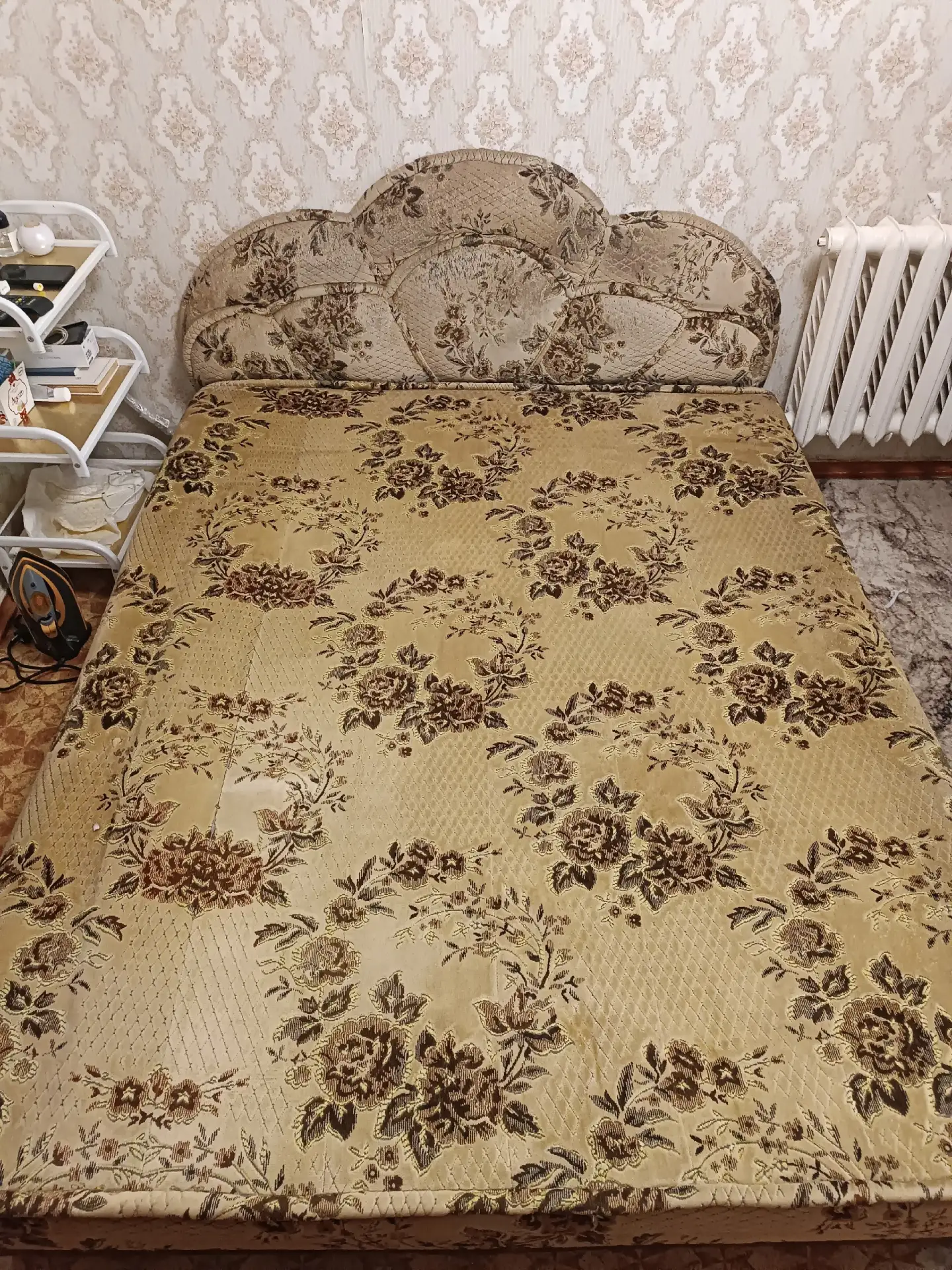 ОТДАМ ДАРОМ!  двуспальная кровать размером  спального места 150х180  см с деревянным ка...