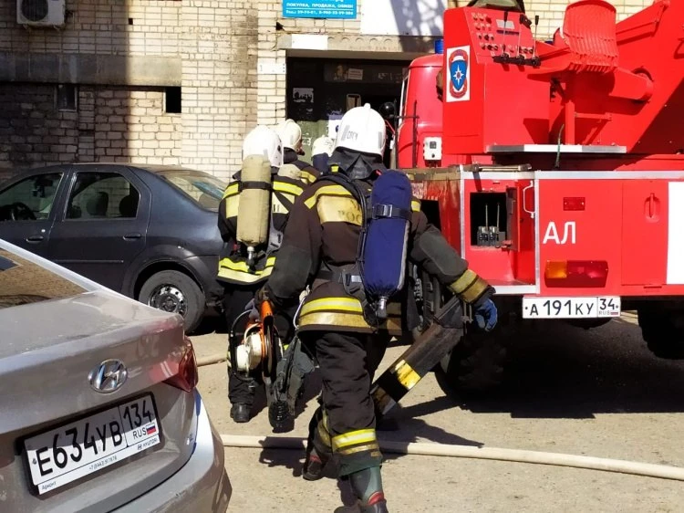 В городе Волжском 56-летний мужчина получил травмы в результате пожара, произошедшего в...