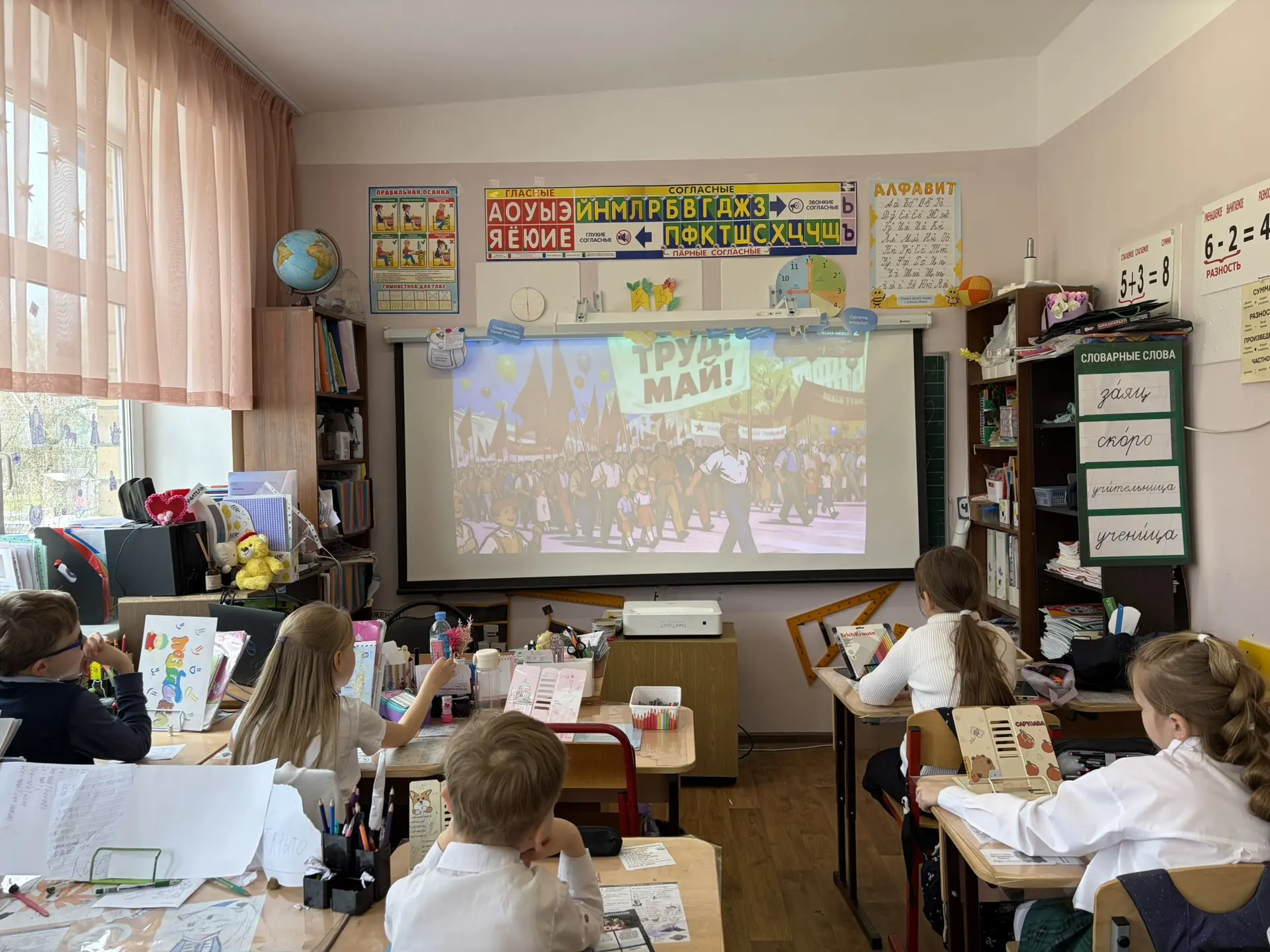 📢 В нашей школе кипит жизнь! 🇷🇺🐾  На этой неделе ученики 2 «В» класса погрузились в историю и своими