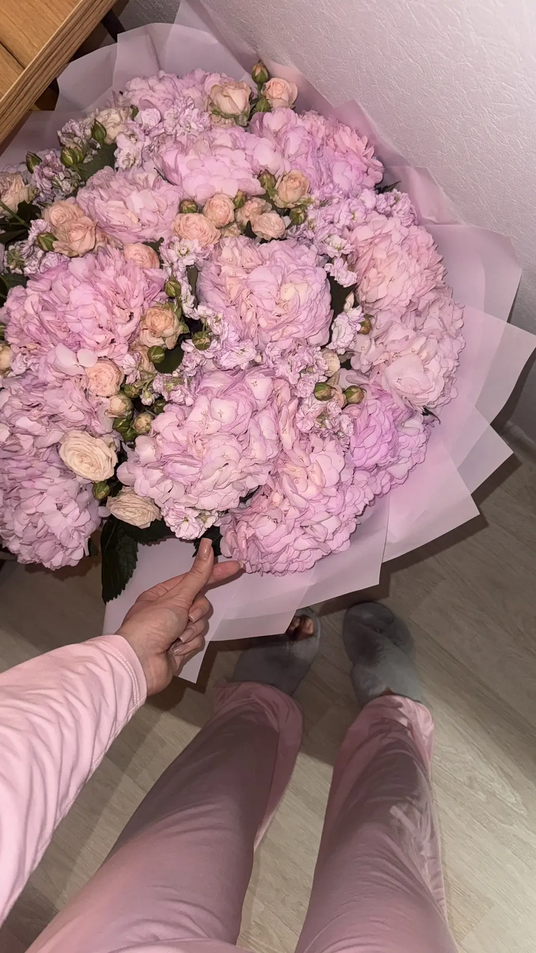 Сегодня отыграла спектакль, не особо конечно испытала кайф, но вот такой приятный букетик получила