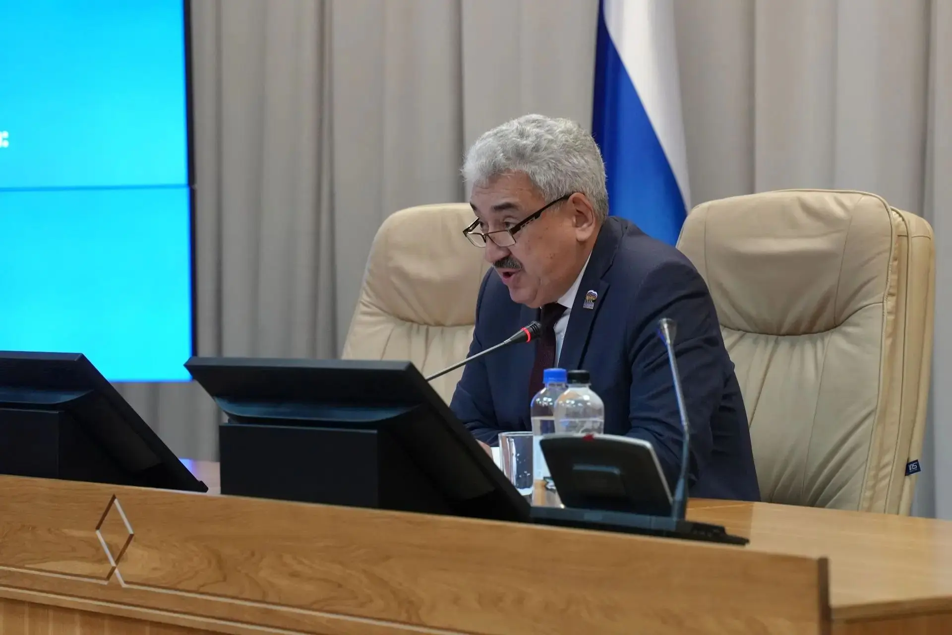 Леонид Черкесов провел первое совещание депутатов Государственного Совета Чувашской Рес...