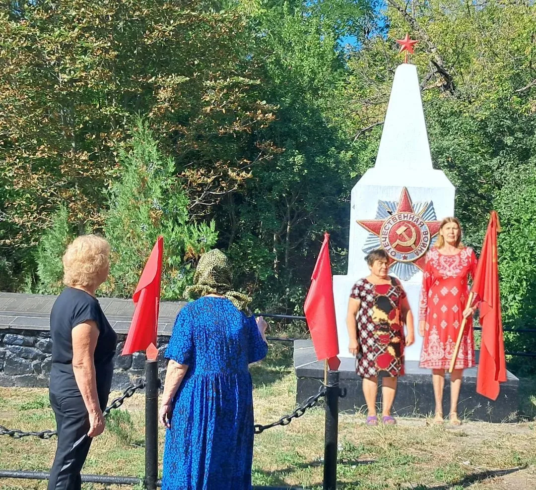 В Безгиновском сельском клубе 22 августа у памятника воинам‑землякам, павшим в годы Вел...
