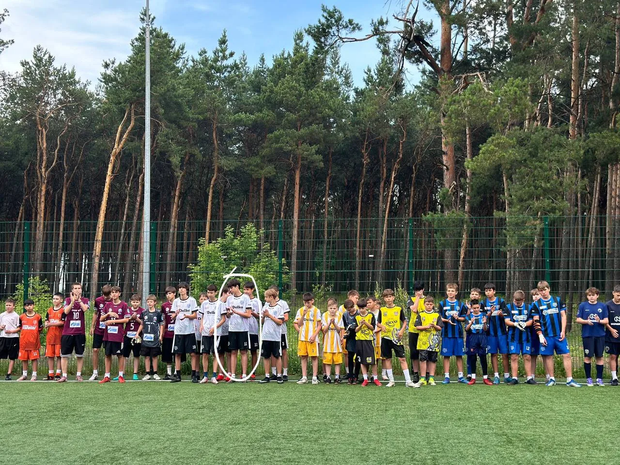 всем привет,увидела пост в одном тгк как мальчики играли в футбол