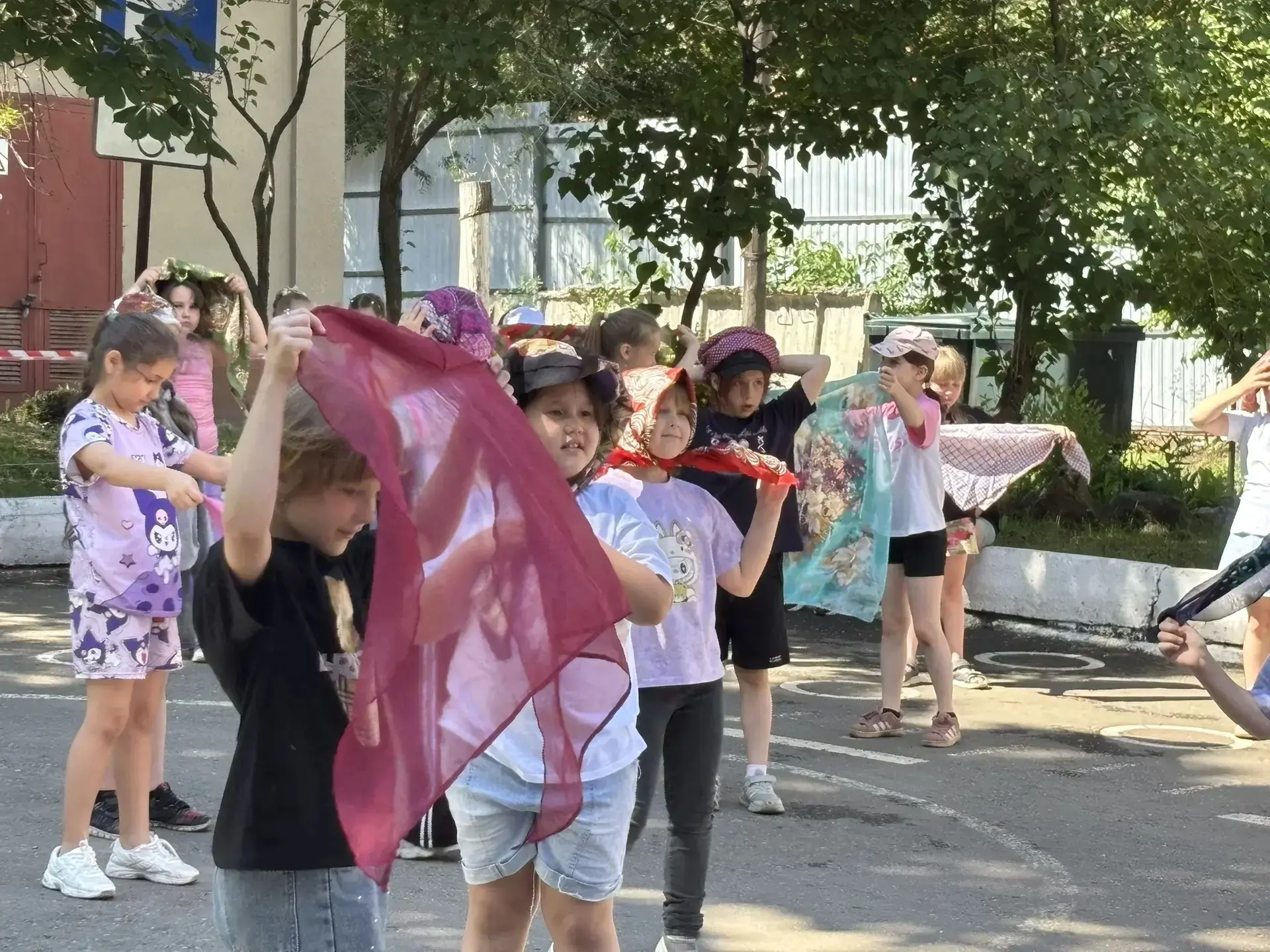 Посещение киновидеоцентра — традиционная часть программы летнего лагеря «Солнышко ». Оно неизменно д