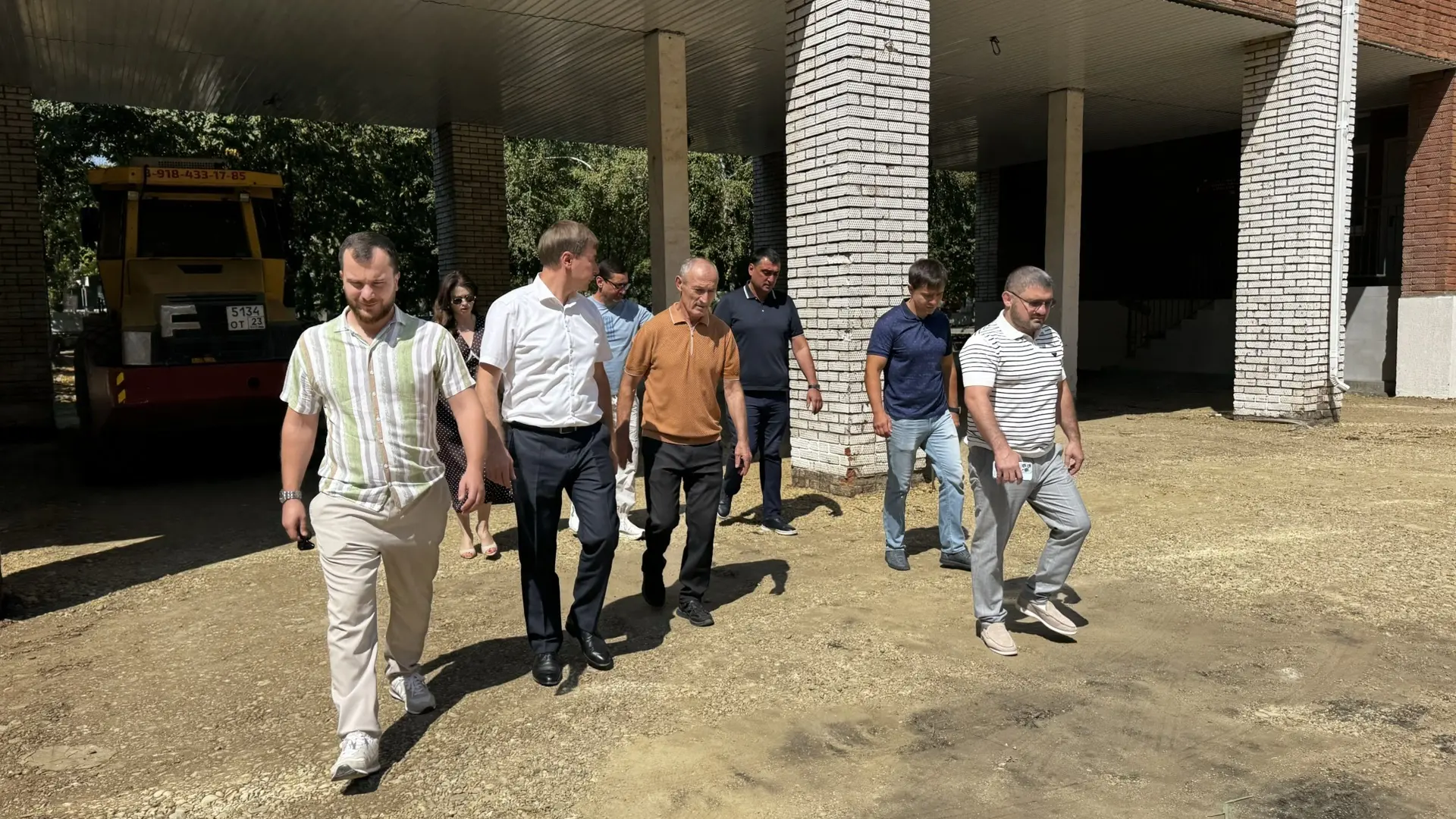 В преддверии 1 сентября депутаты Тахтамукайского района посетили школу № 25 п. Энем, ко...