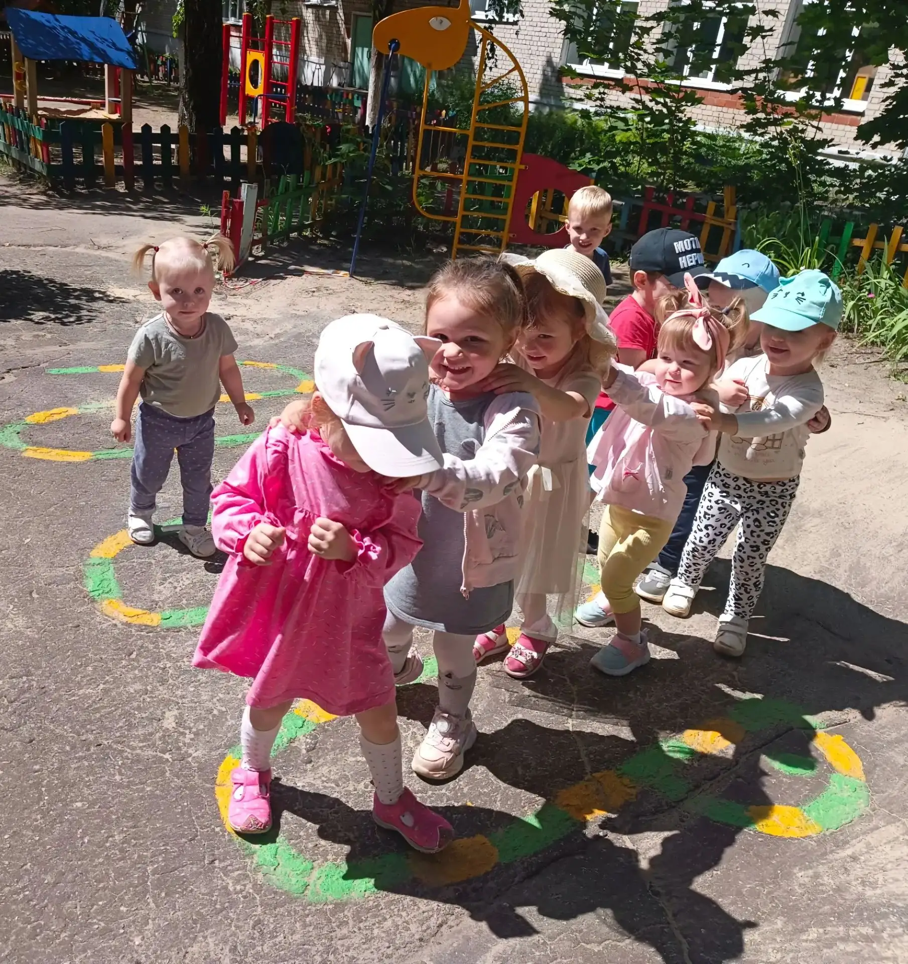 Как у наших у ребят 👫
Ножки 👣 весело стучат,
Наш народ удаленький,
Хоть и очень маленький,
Лишь ус