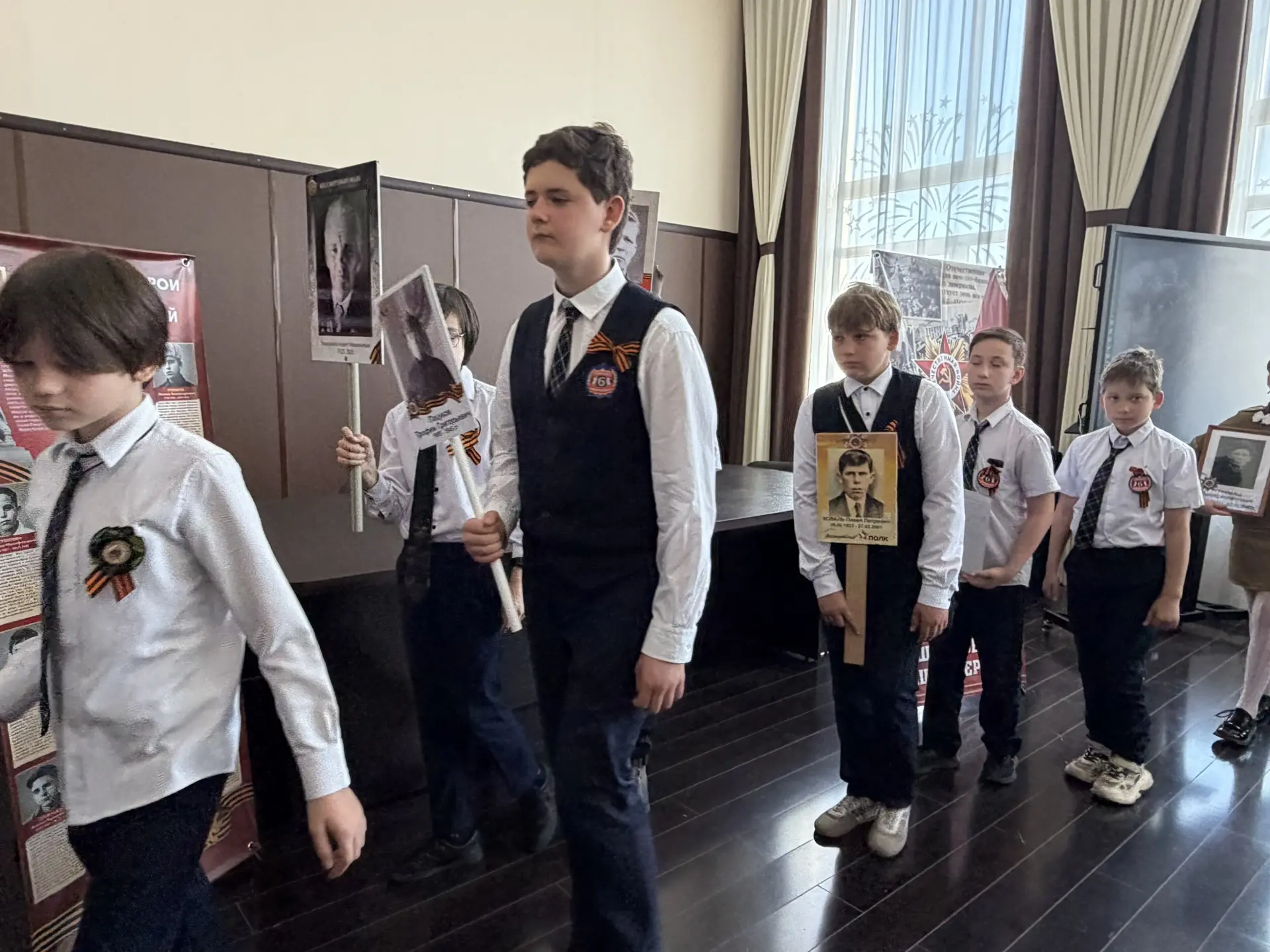 🕊 Бессмертный полк в нашей гимназии: память, которая объединяет🕊  Сегодня на торжественной линейке в