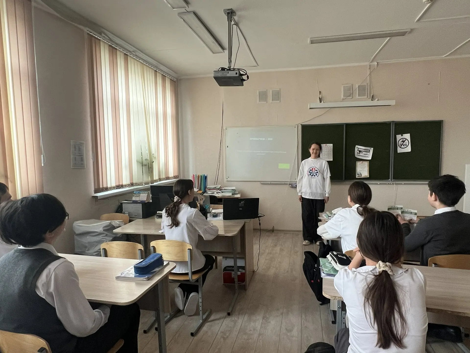 В рамках месячника по профилактике наркомании и формированию здорового образа жизни активисты проект