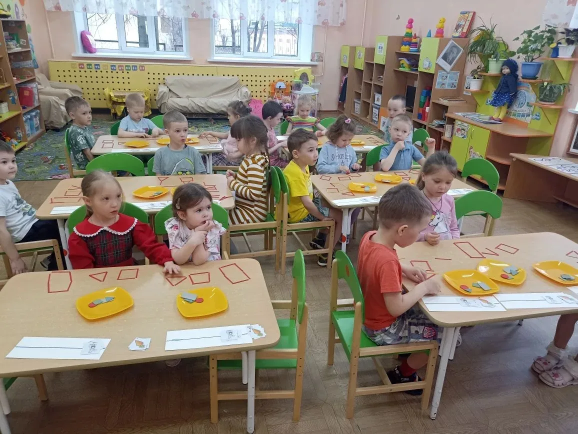 В средней группе " Ягодка" сегодня прошло интересное занятие по математике. Дети отправ...