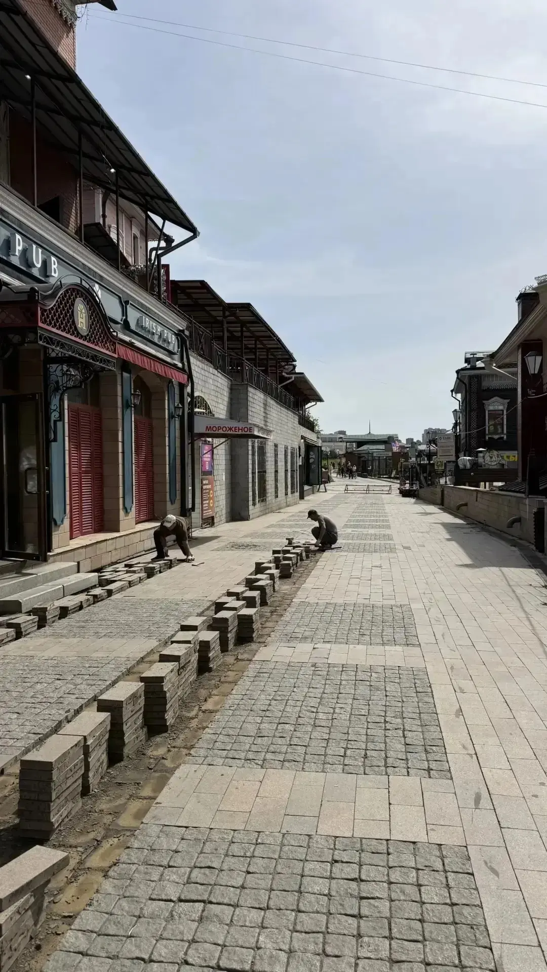 В 130-м квартале Иркутска обновляют тротуарную плитку