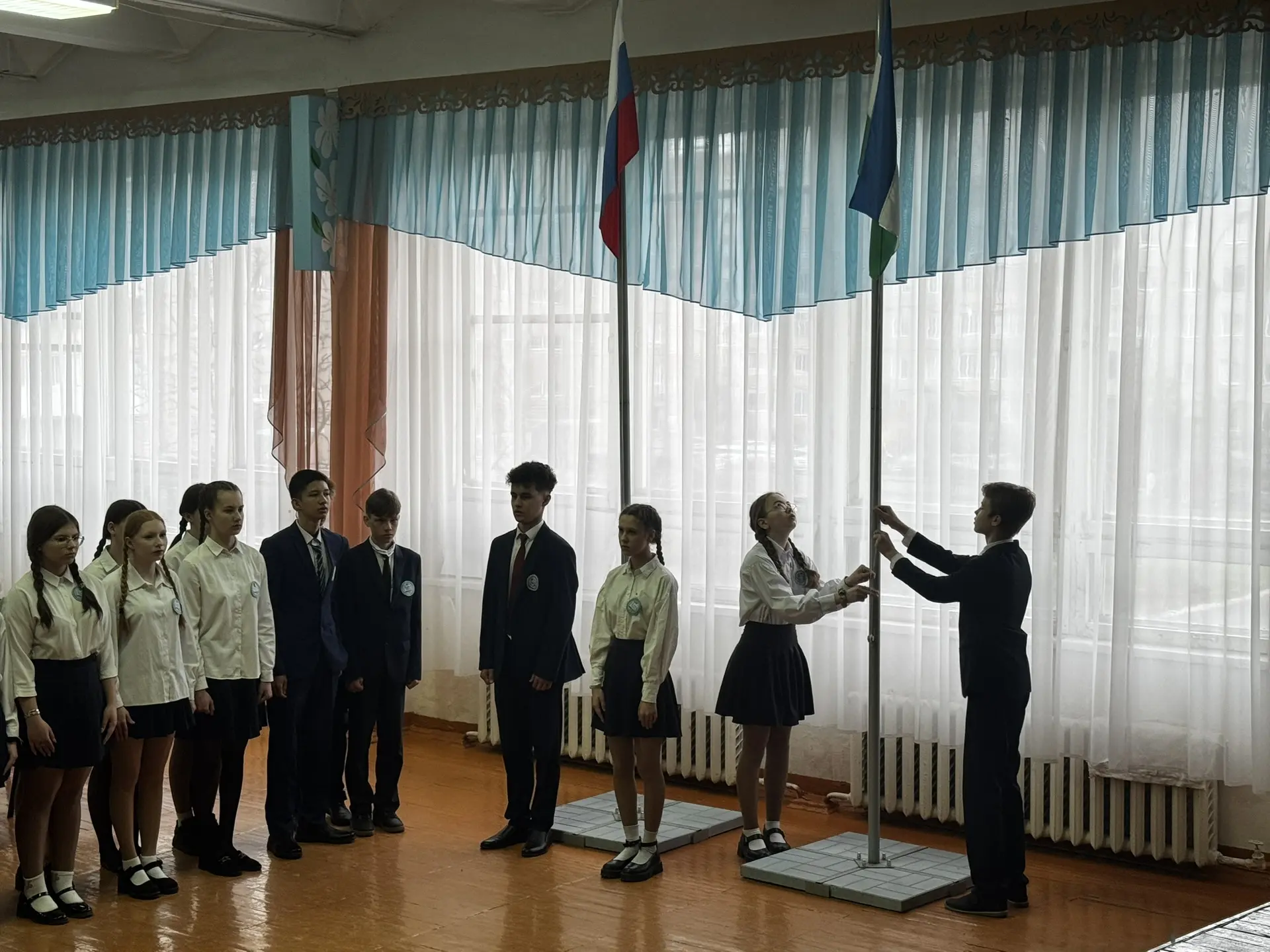 Каждый понедельник у нас проходит традиционное поднятие флагов и исполнение гимнов Российской Федера