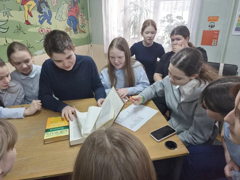 📚 В ГОСТИ К СЛОВАРЯМ: 6В В БИБЛИОТЕКЕ Интересно знакомиться с новыми словами? А как же это сделать б