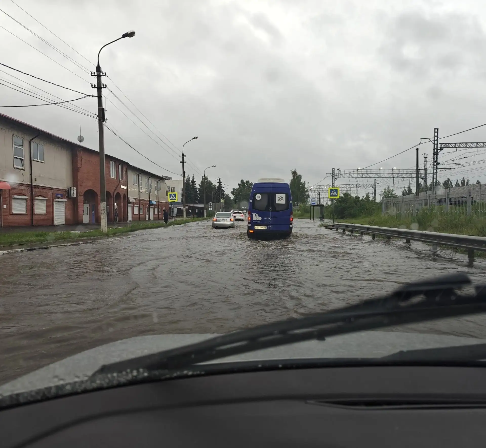 Затопило дорогу за центральным рынком😱