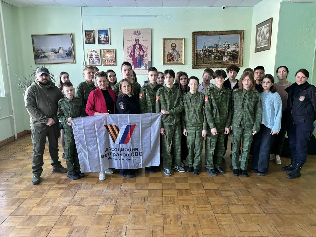 Кадеты Деденевской школы в рамках проекта «Классные встречи» обсудили важные темы: безопасность в се
