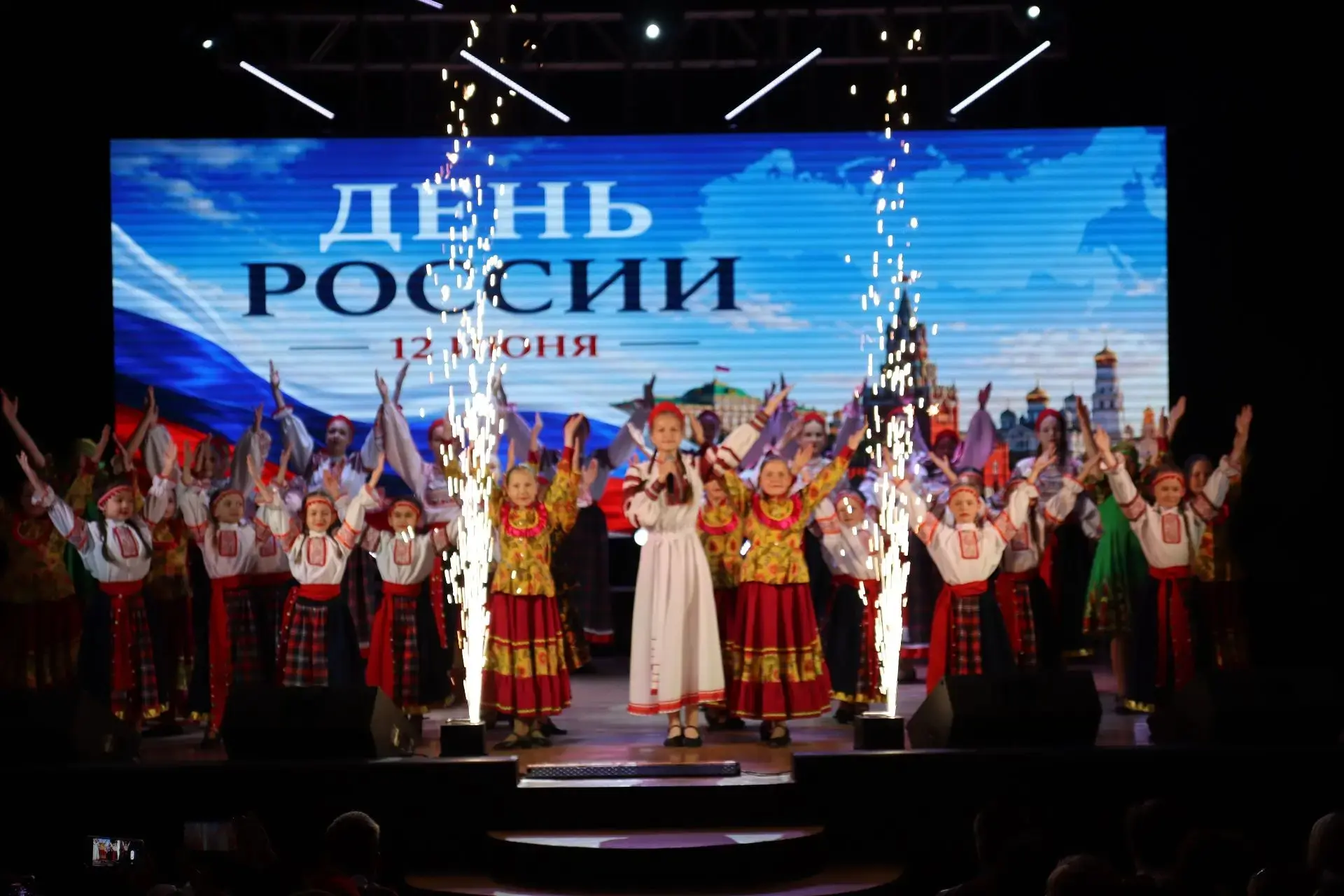 Праздничный концерт «Я люблю тебя, Россия!» 
 
Своим творчеством зрителей порадовали Альбина Дмитрие