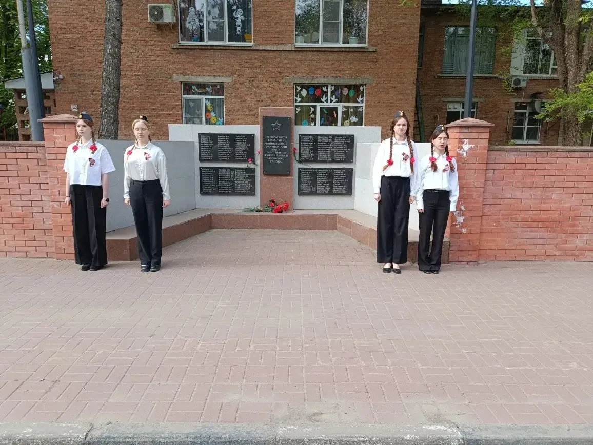 🎖️ С сегодняшнего дня наша школа стоит на карауле, и для нас это большая честь!   🕊️ Мы гордимся тем