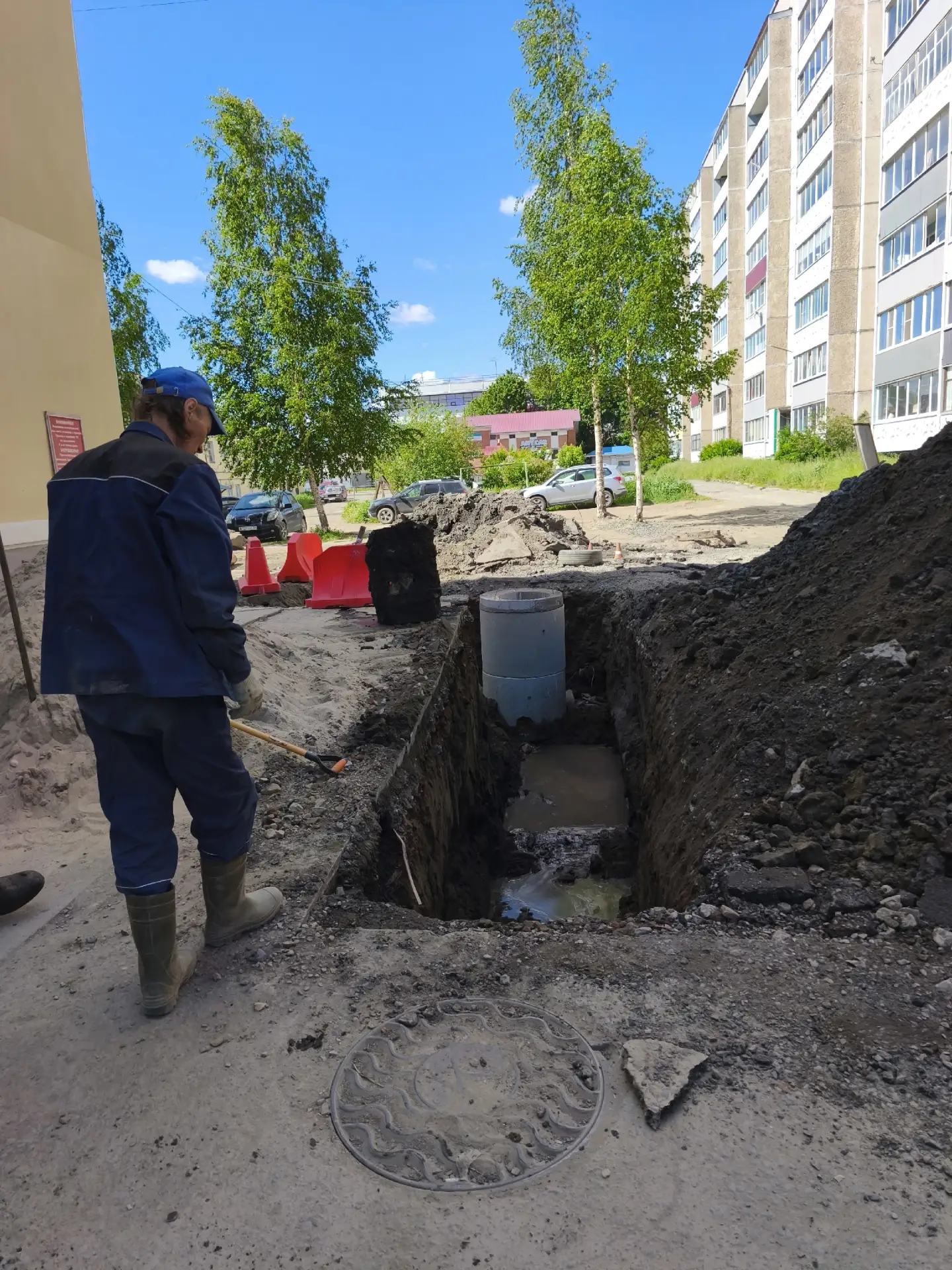 СОВЕТОВ, 17. ПРОДОЛЖАЕТСЯ РЕМОНТ СЕТИ ВОДООТВЕДЕНИЯ