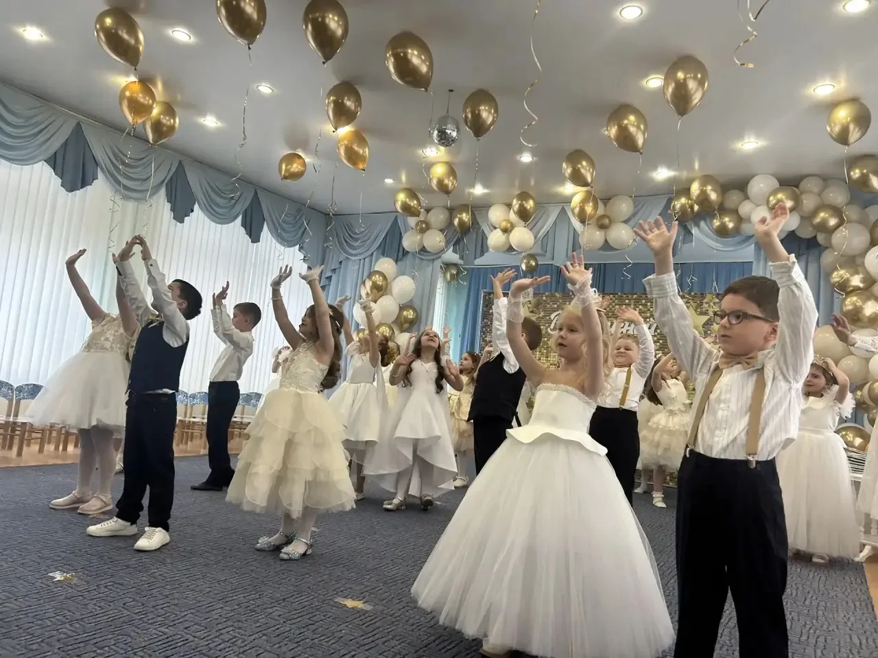 Ловите новую порцию праздничного настроения! 🌟  Спешим поделиться фотографиями еще с одного выпускно
