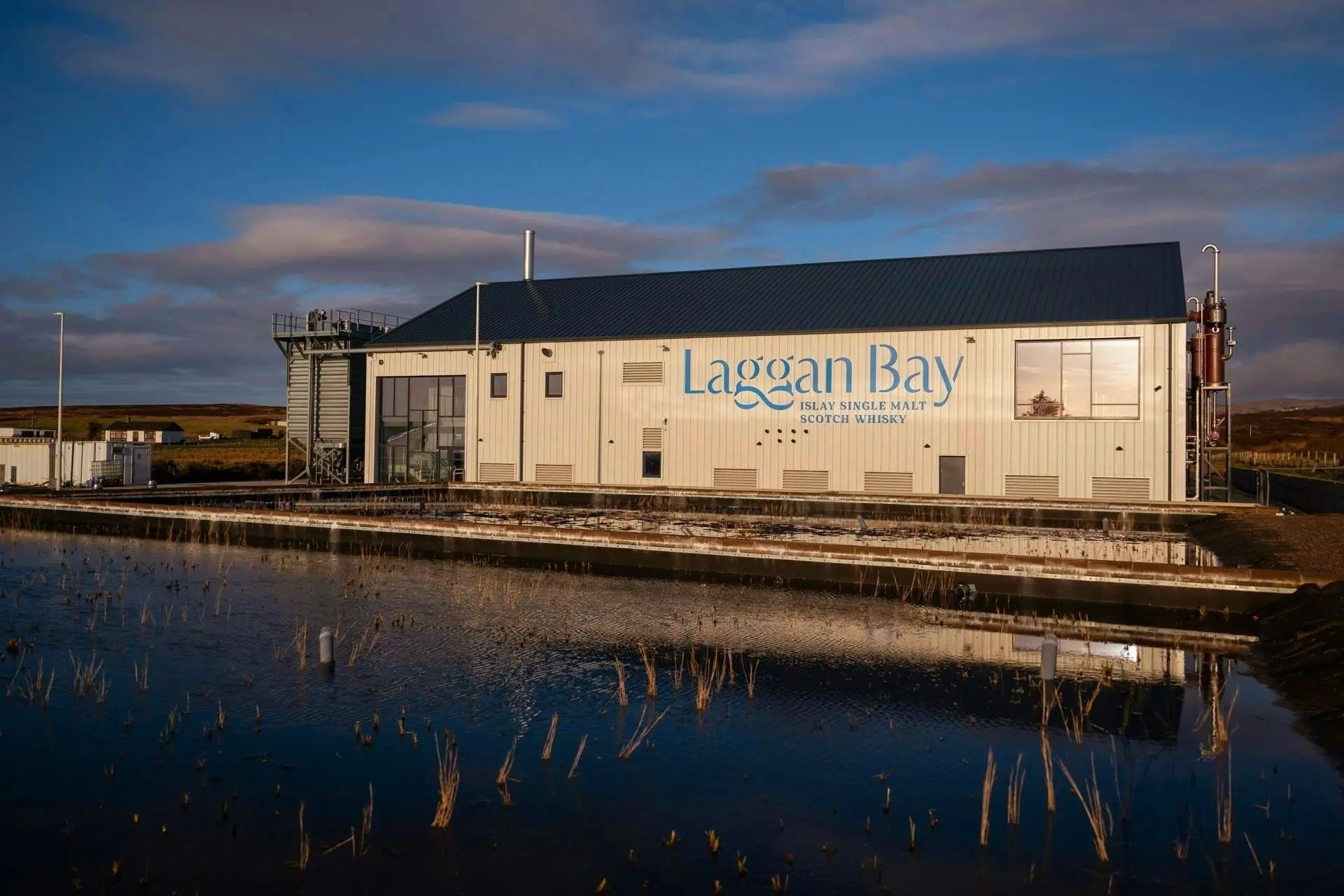 ● НОВЫЕ ИМЕНА
Laggan Bay заходит с козырей

Новейшая дистиллерия острова Айла Laggan Bay совсем неда