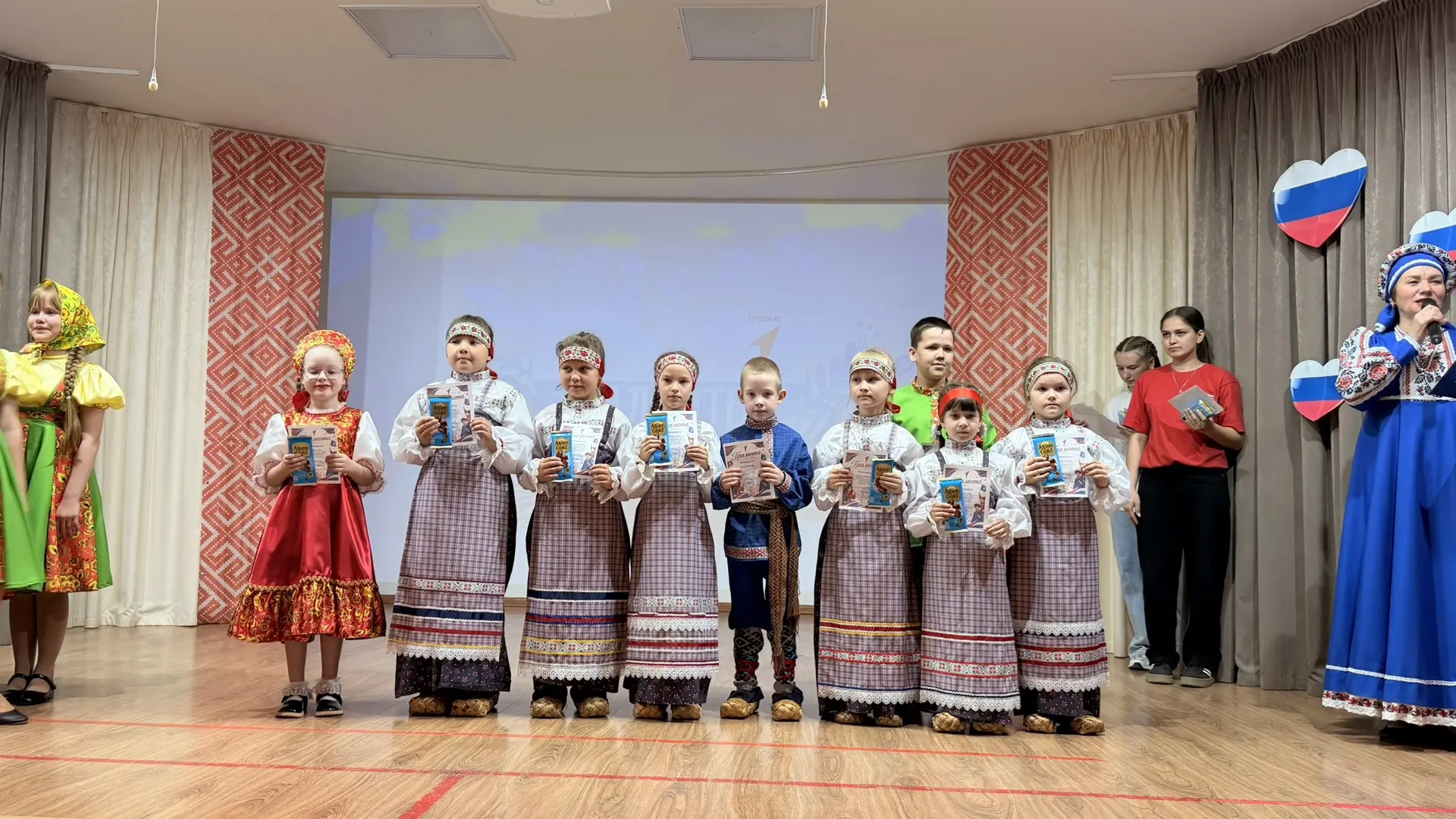 Сегодня в школе итоговое мероприятие «Таланты года».  Дзоридзок выступили и получили награды за твор