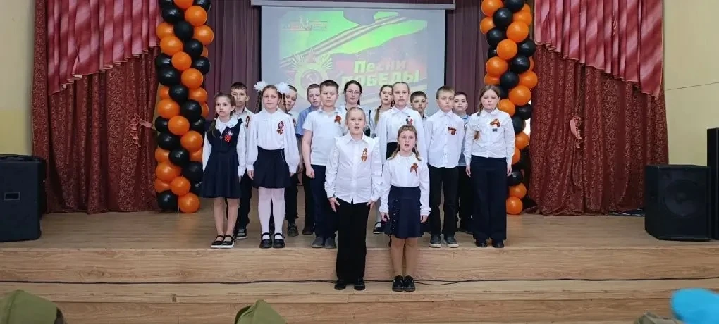 В нашей школе состоялся традиционный фестиваль «Песни Победы», объединивший учащихся начальной школы
