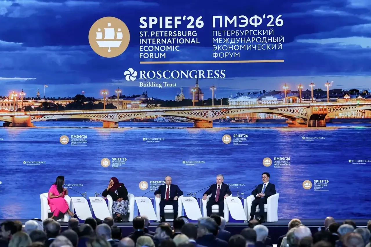 Пленарное заседание ПМЭФ-2026
 
Завершила программу вчерашнего дня посещением пленарного заседания с