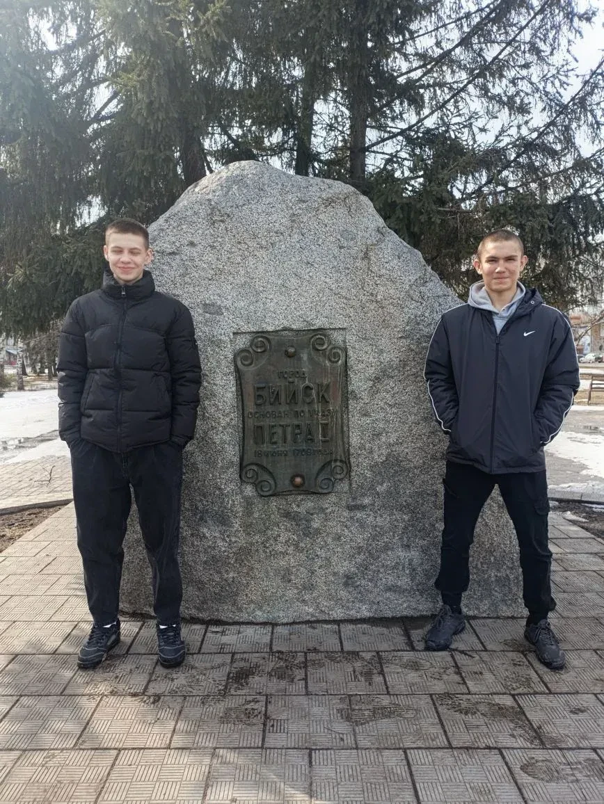 9Б класс с классным руководителем Поповой С.А. в парке Петра 1.