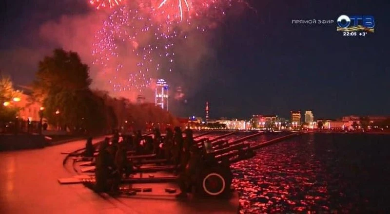 Екатеринбург встретил День Победы грандиозным фейерверком  В 22:00 акваторию Городского пруда озарил