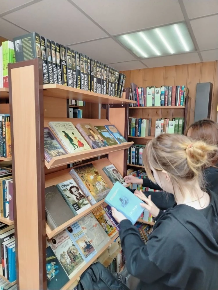 День самоуправления в библиотеке д. Карлук📚

Акции самоуправления направлены на популяризацию библи