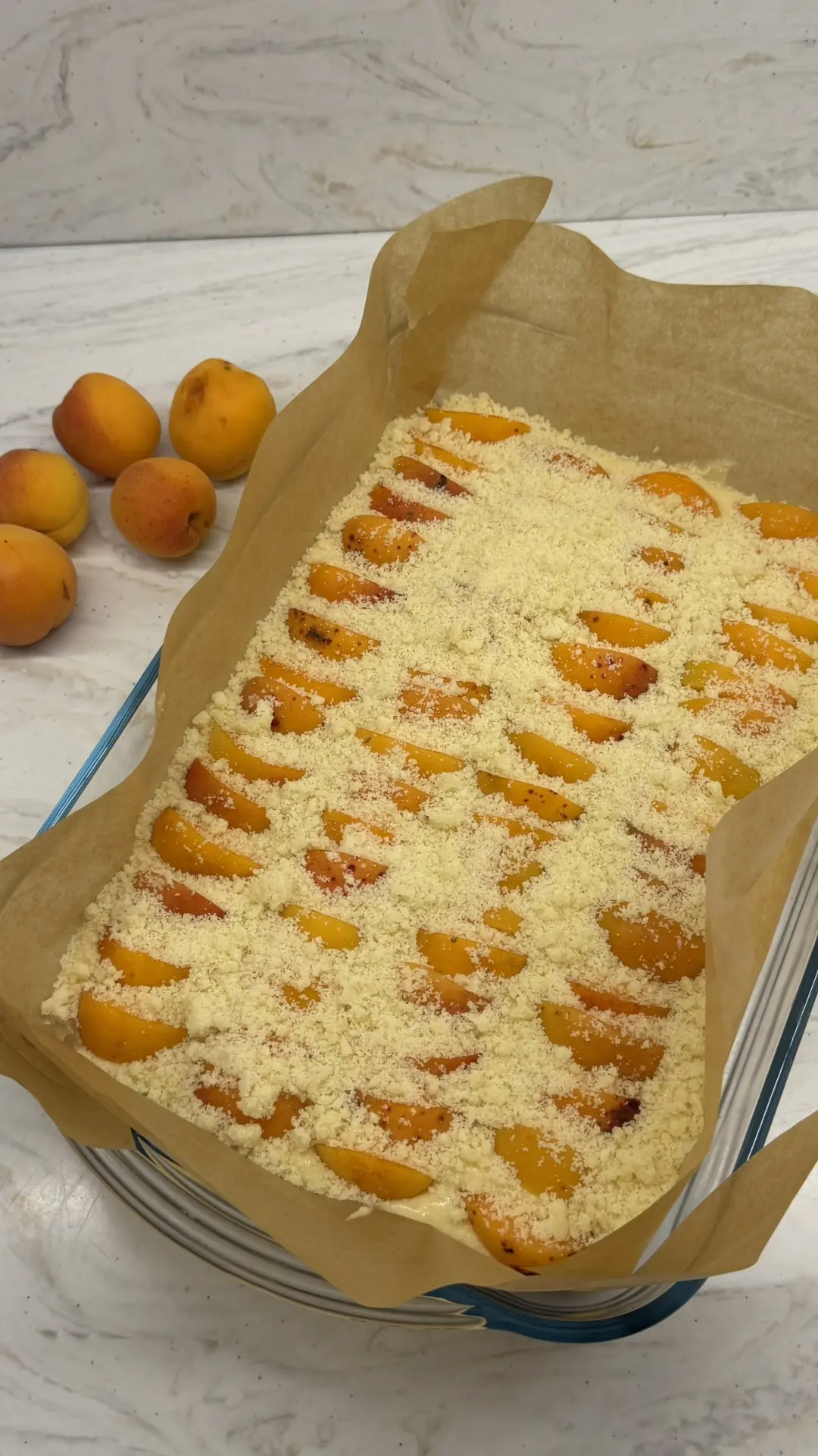 Расстроилась не скрою 
 
Приготовила сегодня нереальный абрикосовый пирог. 
На вкус — сто из десяти!