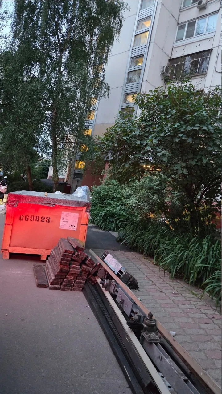 🛗 На Привольной, 57к1, началась замена лифтов. У подъездов уже стоят коробки с новыми ...