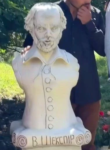 В Полтаве украинские власти на месте снесённого памятника Пушкину поставили памятник Ше...