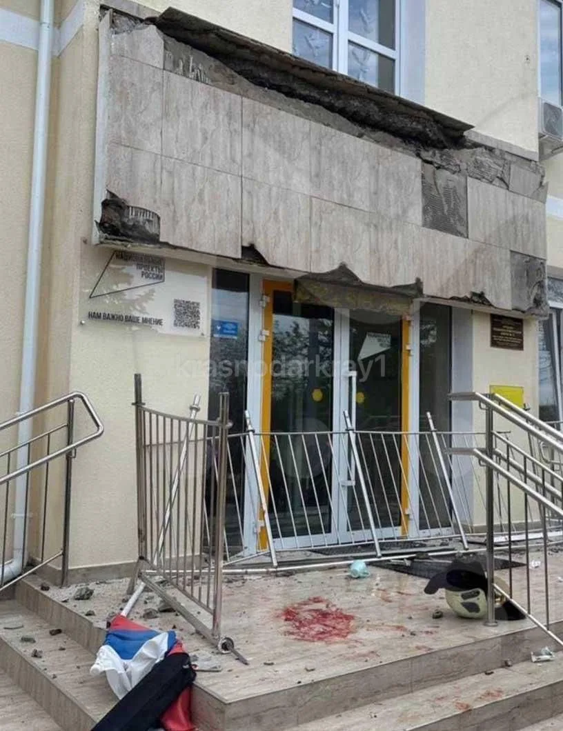 ⚡️10 детей пострадали при обрушении балкона в школе в Севастополе.  Об этом сообщил губернатор Михаи