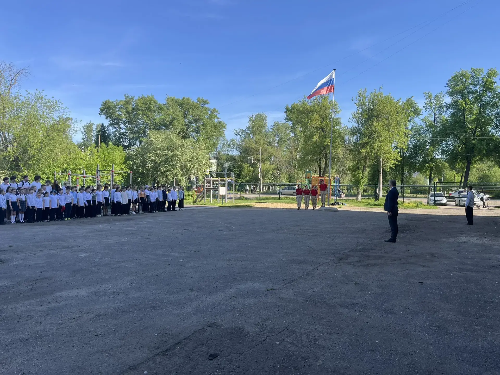 НАЧАЛО НОВОЙ УЧЕБНОЙ НЕДЕЛИ  Новая учебная неделя началась с традиционной линейки и выноса Государст