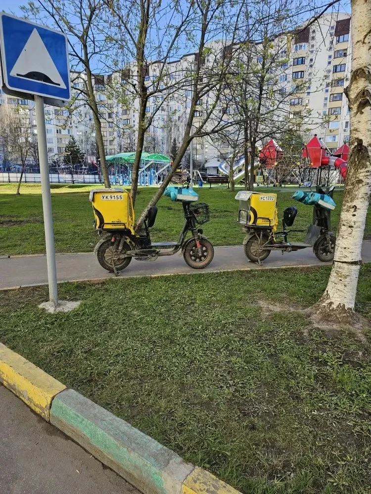 Добрый день, в районе дома по адресу ул.Изюмская 34к1 происходит систематически парковка велосипедов