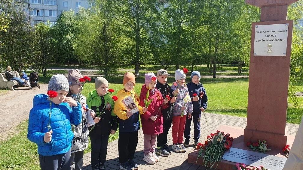 Возложение цветов к стеле Семена Григорьевича Байкова.🌷🌷🌷