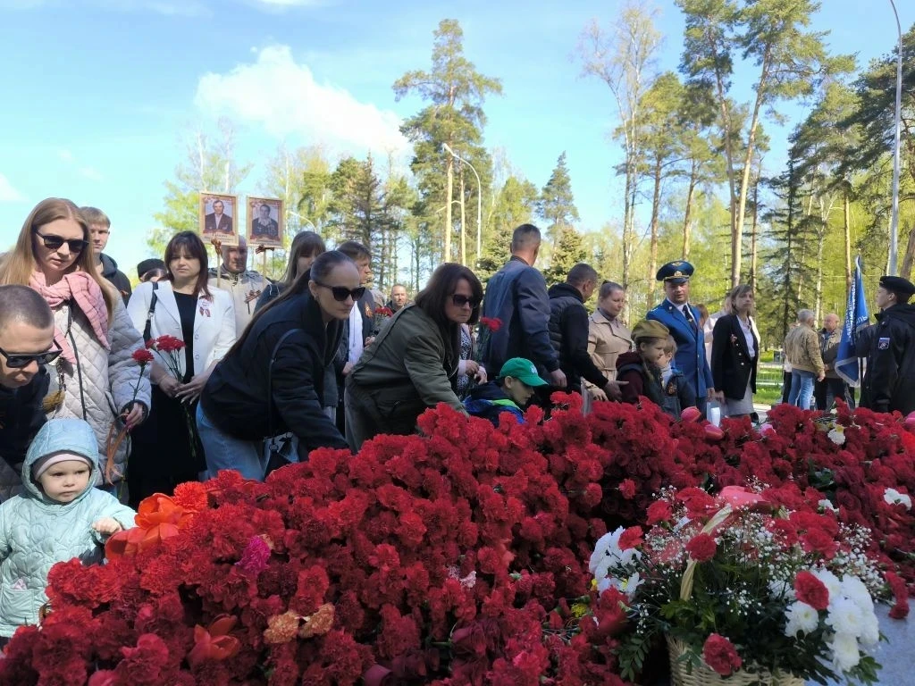 Церемония возложения цветов к мемориалу «Вечный огонь».