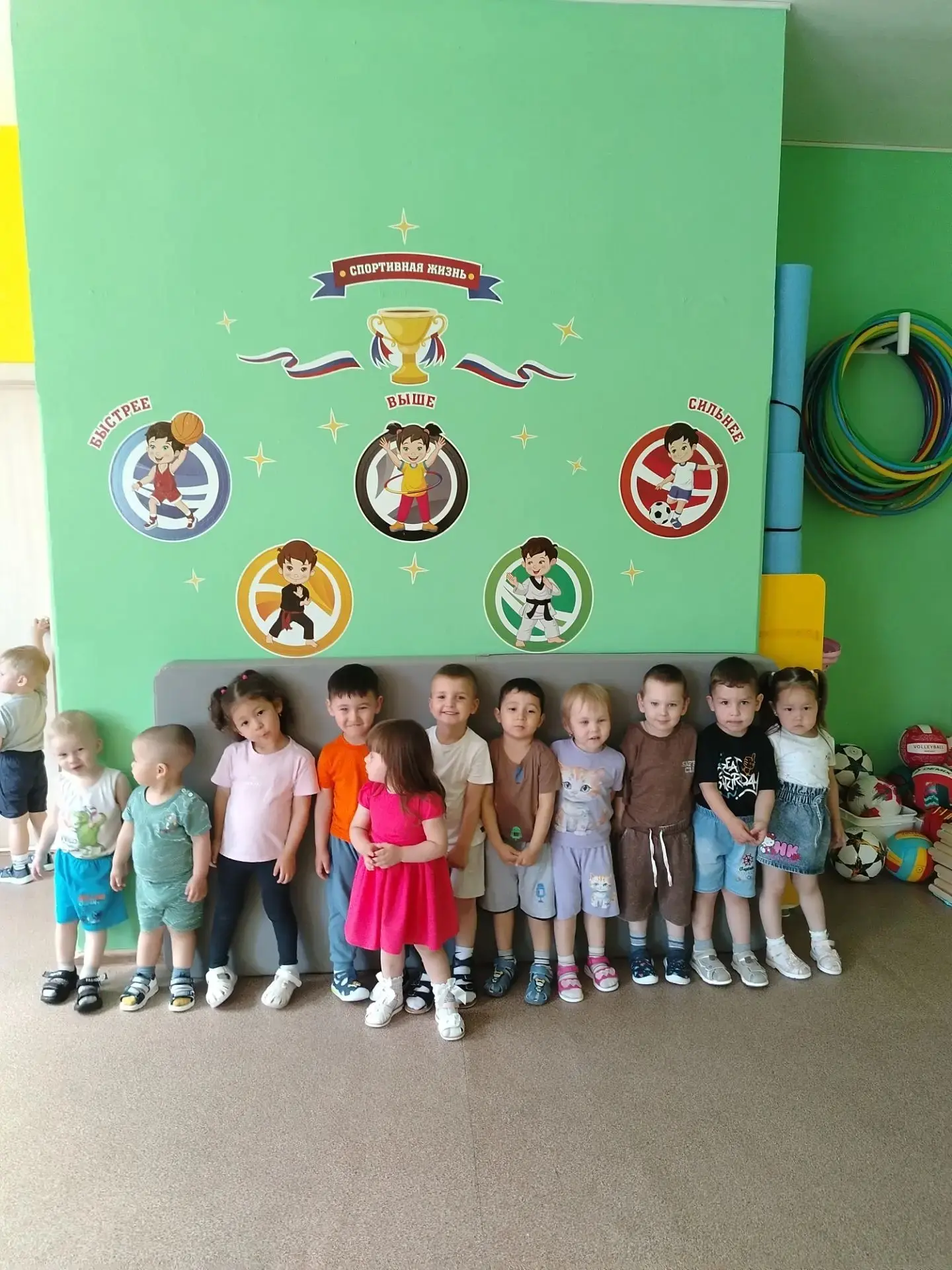 Малыши группы "Ромашка" играли с мячом, преодолевали препятствия, проползая через воротца и перепрыг