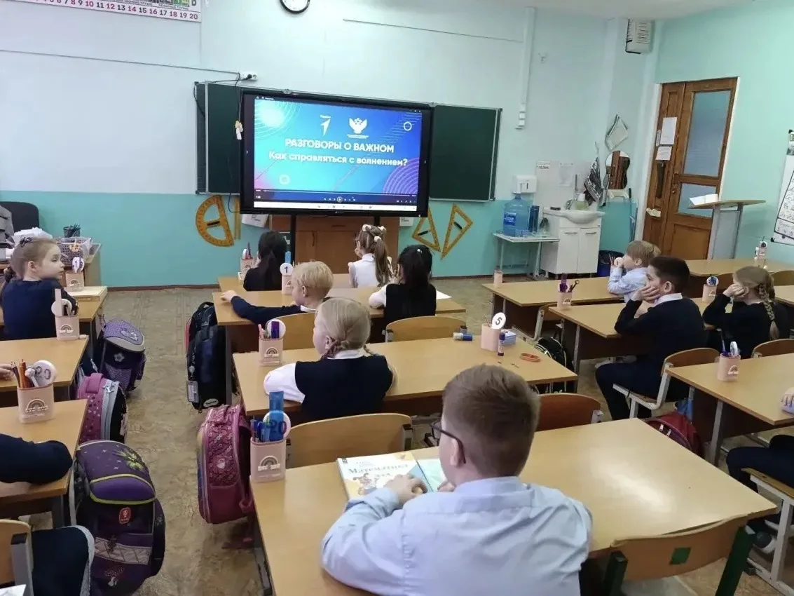 🇷🇺 Традиционно учебная неделя началась с торжественной линейки, поднятия флага и исполнения гимна Ро